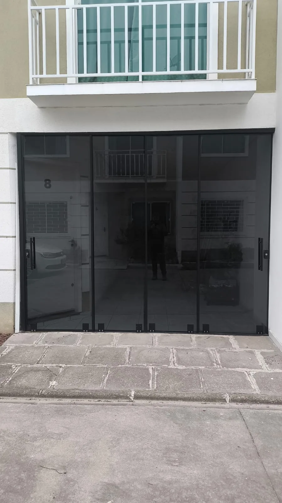 Fachada com porta e painéis de vidro no Centro de Piraquara